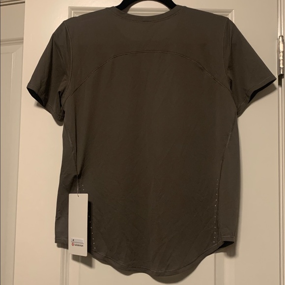 Lululemon High Neck Run and Train Tee
Sz 6 NWT - Picture 4 of 5